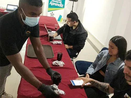 Equipo del proyecto atendiendo en una mesa de registro