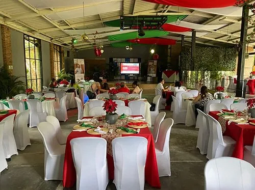 Salón de eventos con mesas decoradas